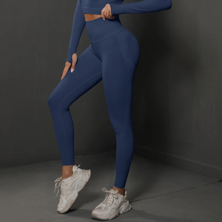 Närbild på det mjuka, stretchiga tyget i sömlösa gymleggings med hög midja för kvinnor.