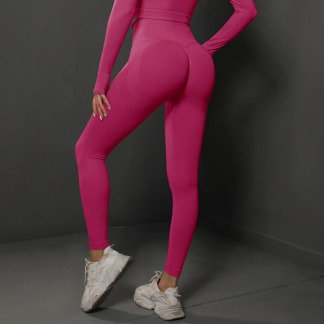 Kvinna stretchar i bekväma, sömlösa yogaleggings med hög midja. Maximal rörelsefrihet.