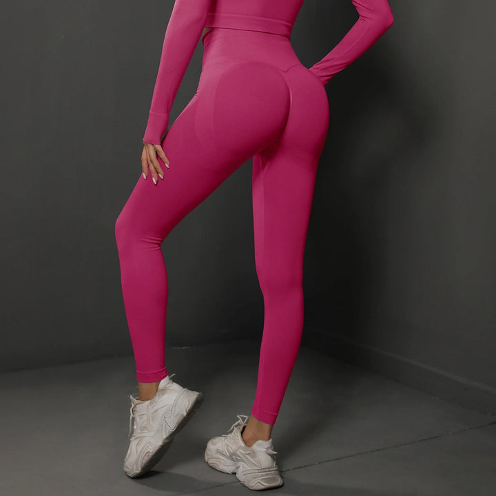 Kvinna stretchar i bekväma, sömlösa yogaleggings med hög midja. Maximal rörelsefrihet.