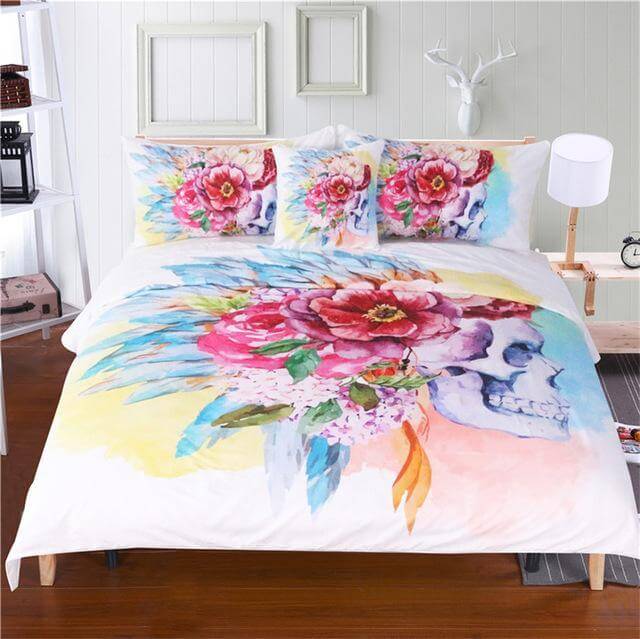 Mönstrat sängset Blommig Dödskalle i sovrum. Snygg heminredning med påslakan av polyester i unik design.