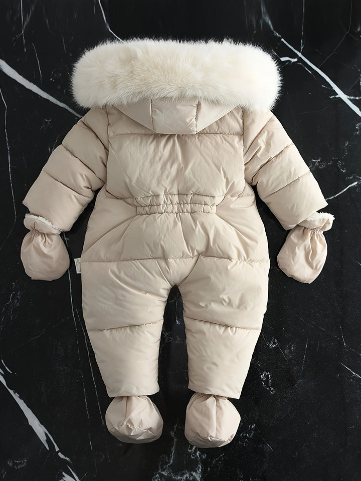 Detaljbild av babyoverall vinter, visar fluffigt material och den mjuka huvan med foder.
