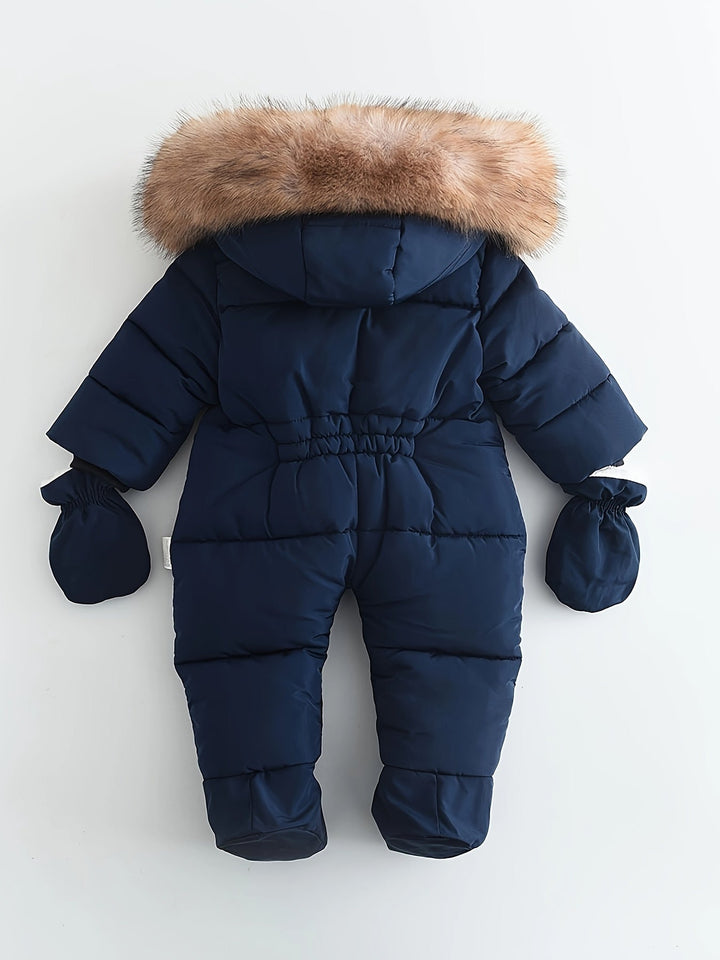 Babyoverall vinter med huva och handvärmare i en neutral färg, passar både flickor och pojkar.