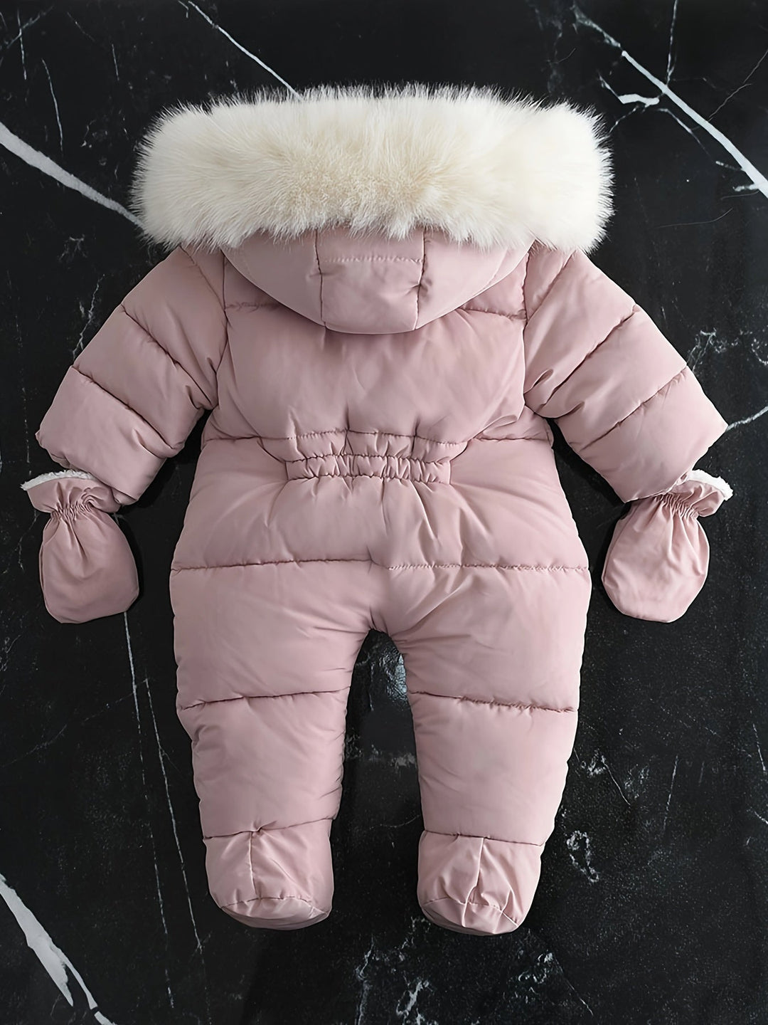 Bekväm babyoverall vinter, designad för att skydda spädbarn från kallt väder med huva och vantar.