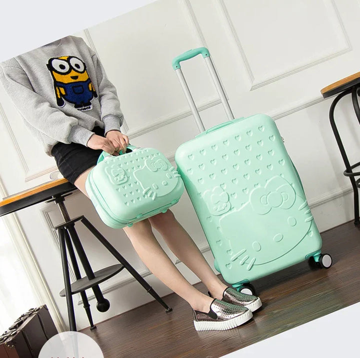 Färgglad barnresväska med söt kattdesign, perfekt handbagage för unga äventyrare.