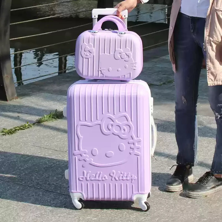 Robust kattbagage med söt design för unga resenärer. Perfekt för weekendresor och sportlov.