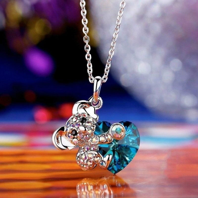Allergivänligt koalahalsband i sterling silver med söt djurdesign och glittrande kristallhjärta.