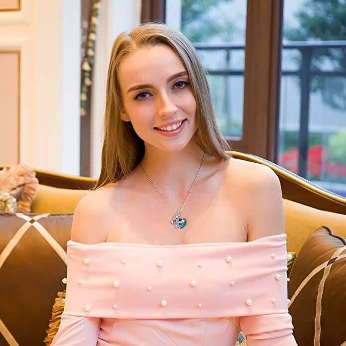 Vackert djurhalsband för damer, koalabjörn med glittrande kristallhjärta. Sterling silver.