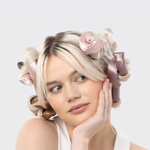 Elegant uppsättning av satinhårrullare och hårklämma för skonsam styling utan värme.