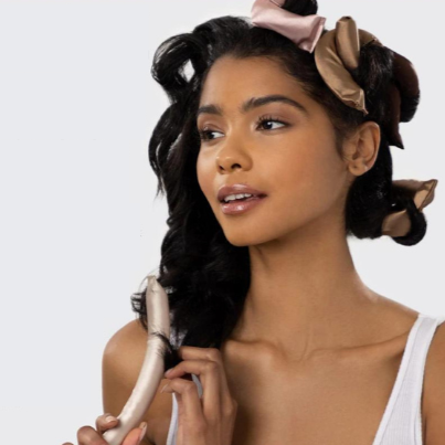 Detailbild på satinhårrullaren och två matchande scrunchies för naturliga lockar.
