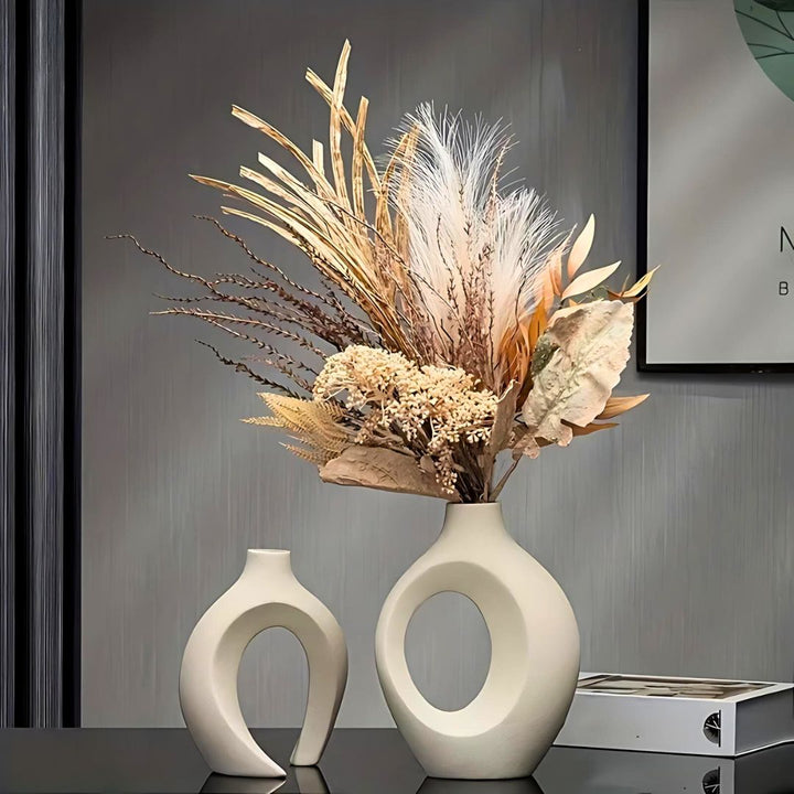 Abstrakt vas-set med elegant matt finish, perfekt som dekorativa heminredningsdetaljer. Unik design.