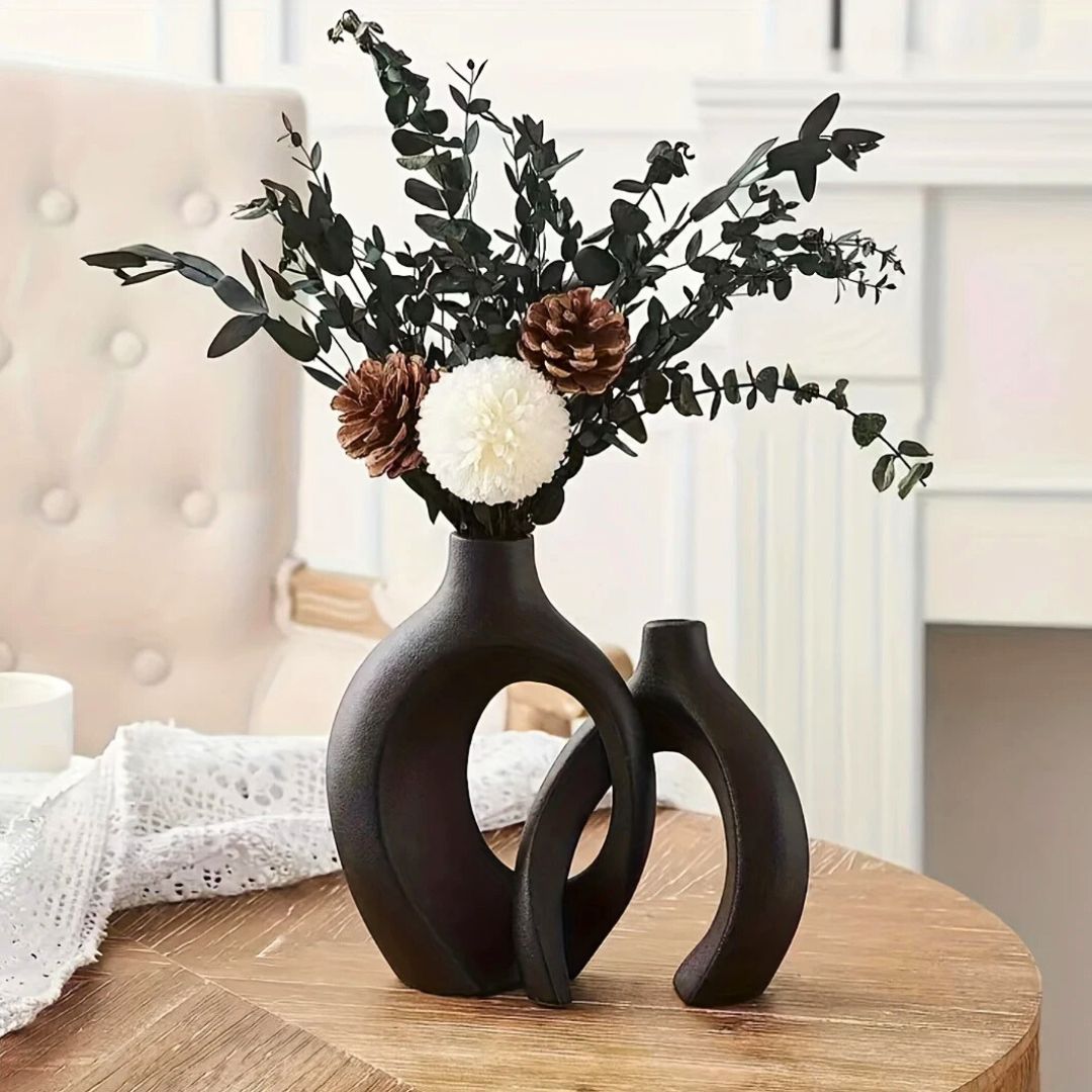 Svart och vit abstrakt vas-set med matt yta. Modern inredning för vardagsrummet. Stilren designvas.