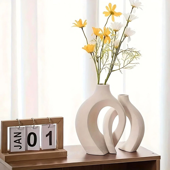Konstnärliga abstrakta vaser i set, med matt finish. Perfekta designvaser som modern inredningsdetalj.