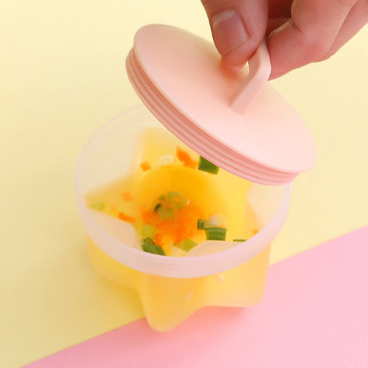 Praktiska silikonformar för äggpocherare, vita bakom en serverad rätt med pocherat ägg.