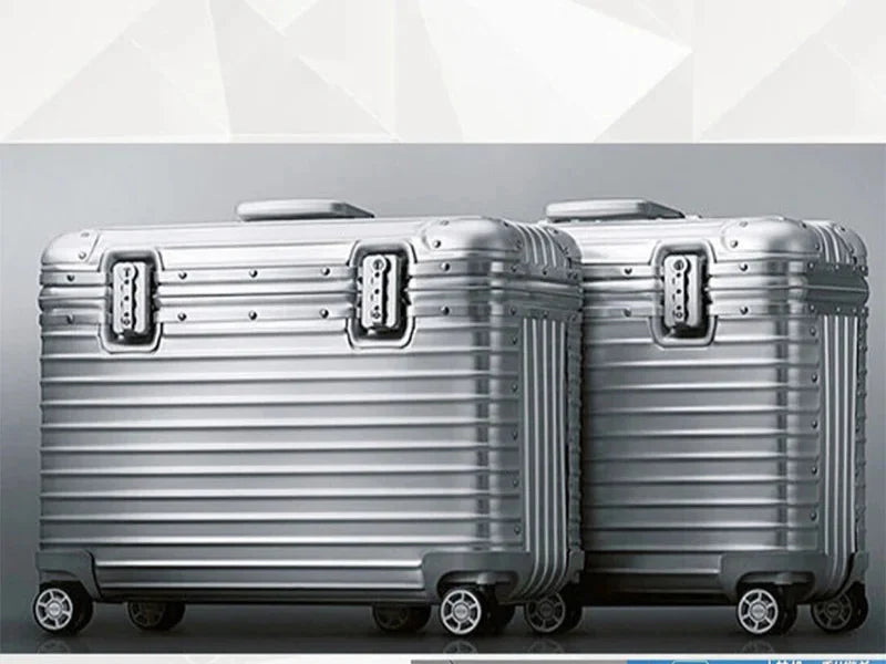 Lyxig Monaco hårdskalsresväska i titanlook, med aluminium och smidiga rullhjul för globala äventyr.