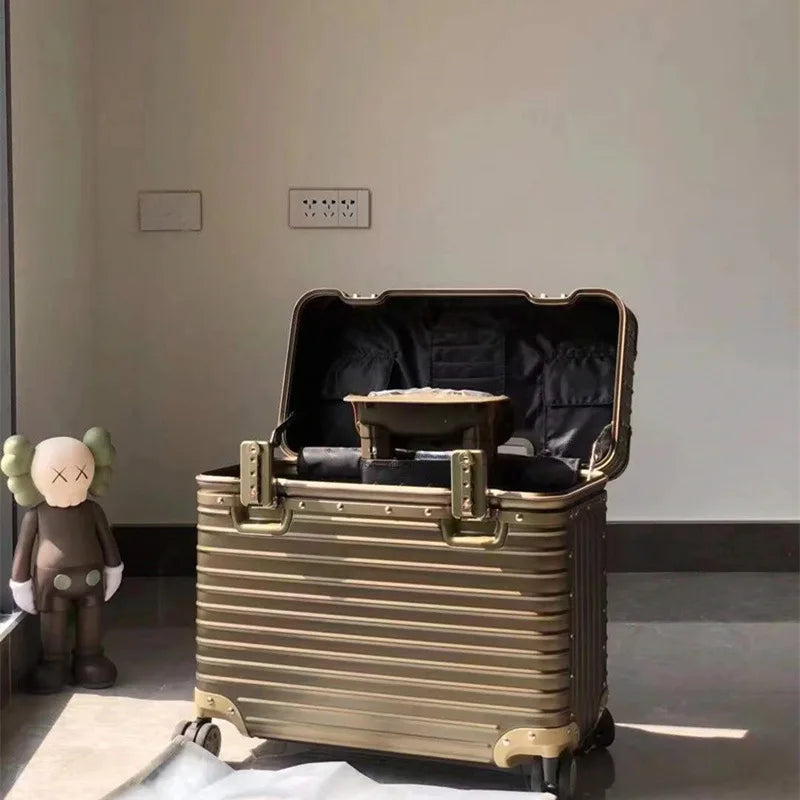 Säker aluminium hårdskals koffer med dubbla TSA-lås, silvergrå färg, redo för alla typer av bagage.