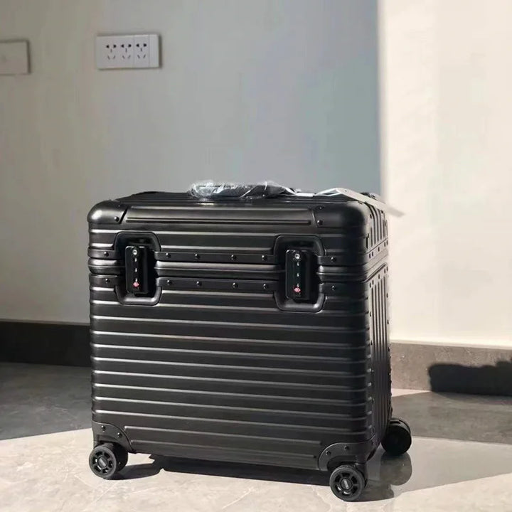 Högkvalitativ rullväska i aluminium, hårdskal, silverfärg, med tysta hjul och TSA-lås för smidiga resor.