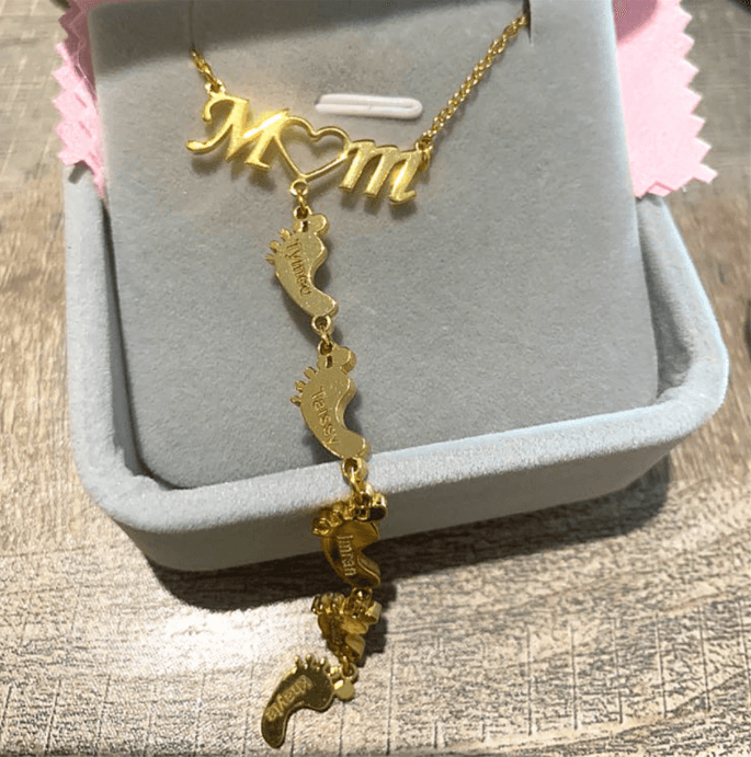 Presentask med mammahalsband med babyfötter i silver. Perfekt som personlig dopgåva eller födelsedagspresent.
