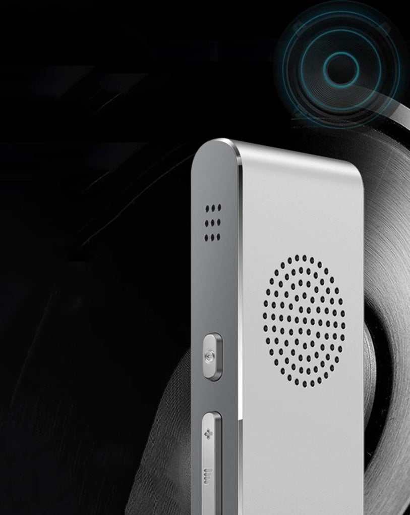 Trådlös smart översättare i silver ansluten för realtidsöversättning. Modern flerspråkig kommunikationsgadget.