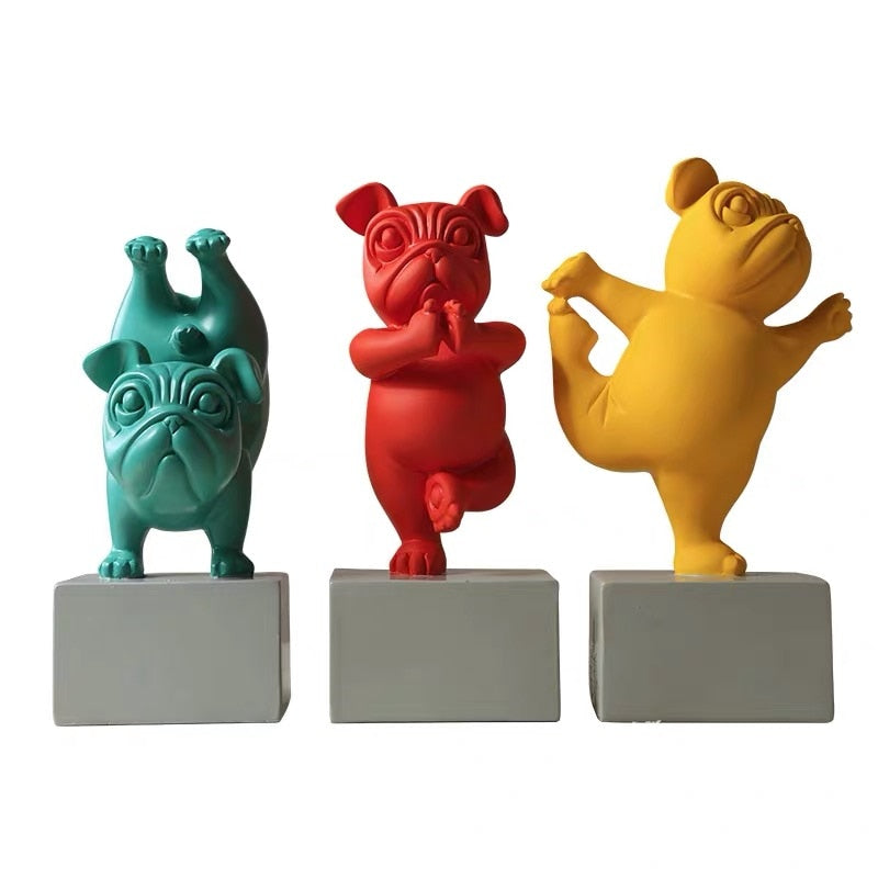 Sittande yoga bulldog figur i harts för inomhusdekoration. Unik prydnad & hundstatyett.