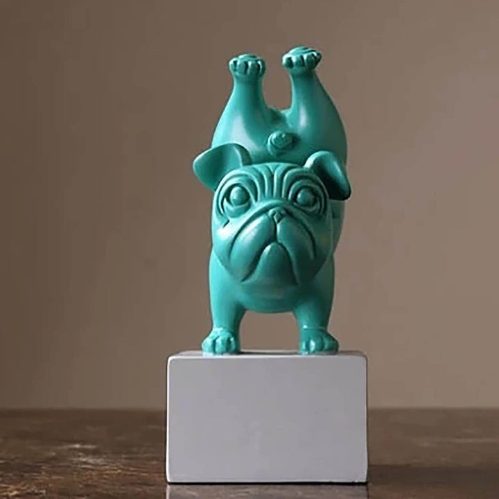 Handgjord hartsskulptur av en yogande bulldog, modern & unik inredningsdetalj.