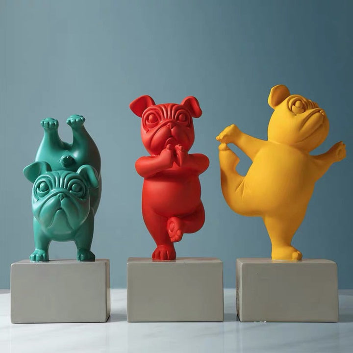 Söt bulldog figur i yogapose, en trendig heminredning & prydnad. Yoga dekoration.
