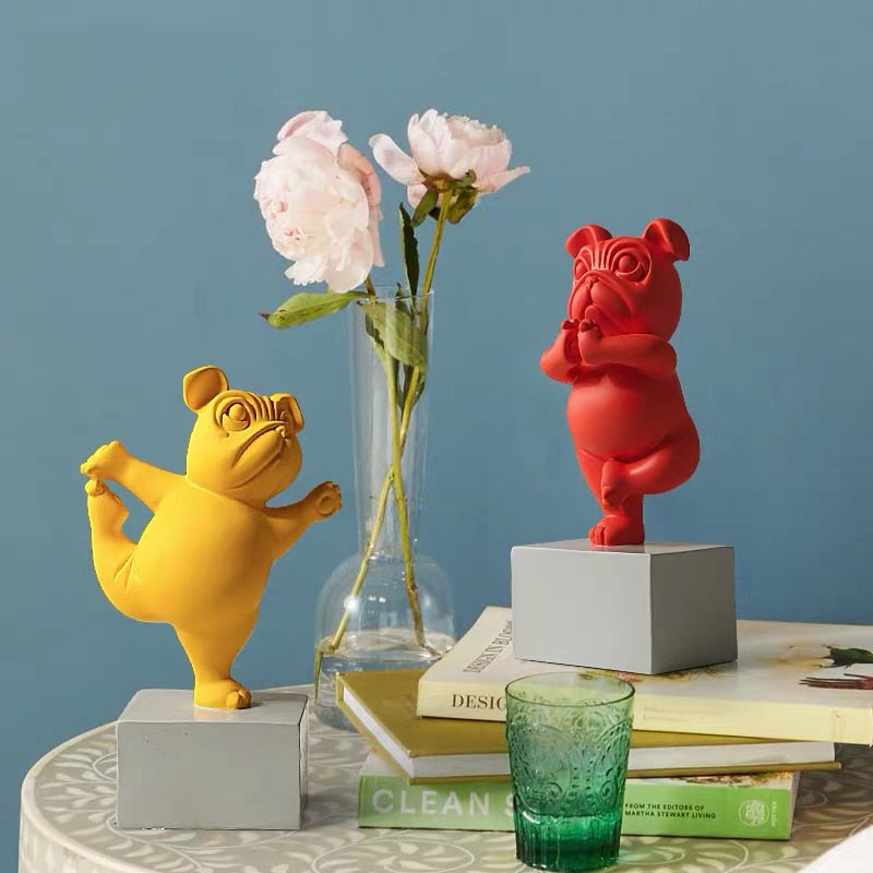 Unik yoga bulldog figur, stilfull inomhusdekoration och presentidé. En hundstatyett.