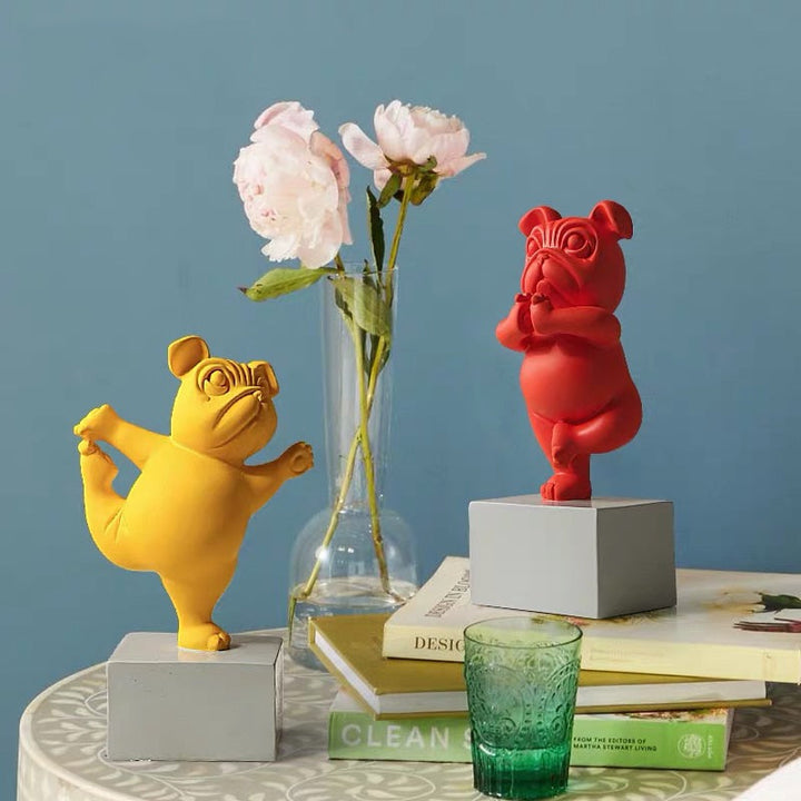 Unik yoga bulldog figur, stilfull inomhusdekoration och presentidé. En hundstatyett.