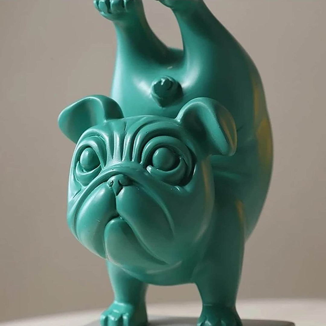 Karaktärsfull yoga bulldog, detaljerad hartsskulptur för ditt hem. Charmig prydnad.