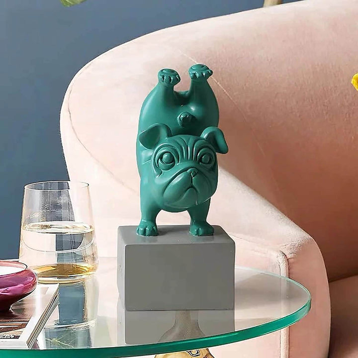 Dekorativ hundstatyett: yoga bulldog figur för en charmig inredning. Perfekt present.
