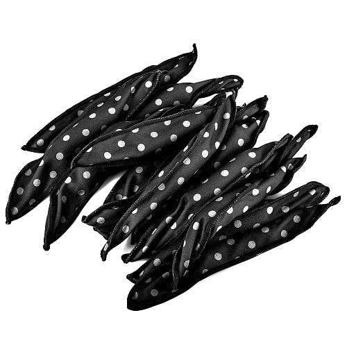 Hand som håller en skonsam värmefri hårrulle i mjuk polyester för enkel och skadefri hårstyling.