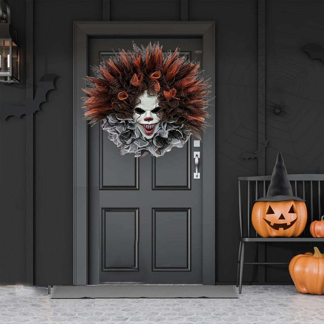 Detaljerad skrämmande clownkrans med blodröda ögon och grinigt leende. Perfekt halloween dörrdekoration.