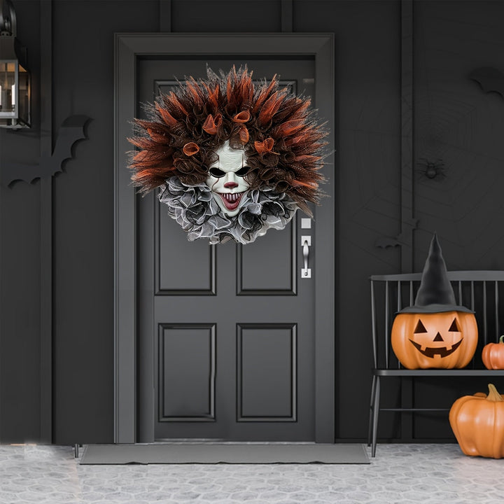 Detaljerad skrämmande clownkrans med blodröda ögon och grinigt leende. Perfekt halloween dörrdekoration.