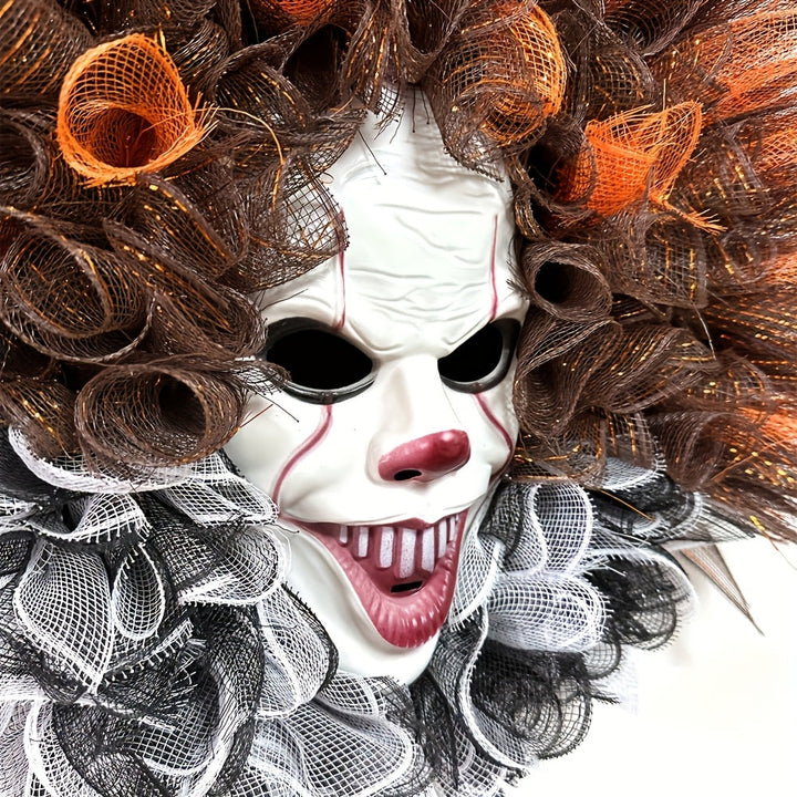 Läskig halloweenkrans med clownmotiv, en dramatisk dörrdekoration för säsongen. Idealisk för kusliga festteman.
