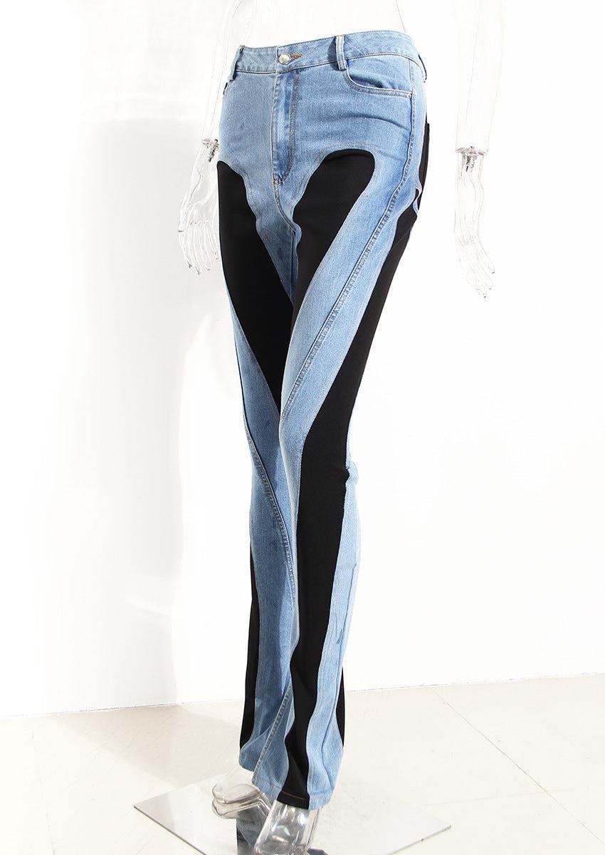 Moderna blåa och svarta damjeans med hög midja och färgade block. Behagliga slim fit-jeans.