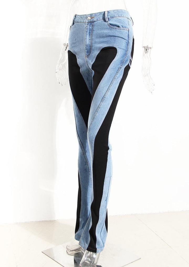 Moderna blåa och svarta damjeans med hög midja och färgade block. Behagliga slim fit-jeans.