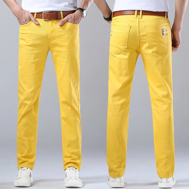 Man går i svarta slim fit herrjeans, visar rörelsefrihet tack vare stretchtyget. Stilrena & bekväma.