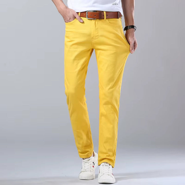 Detaljbild på gylf & knapp på bekväma slim fit herrjeans. Kvalitet & modern design för män.