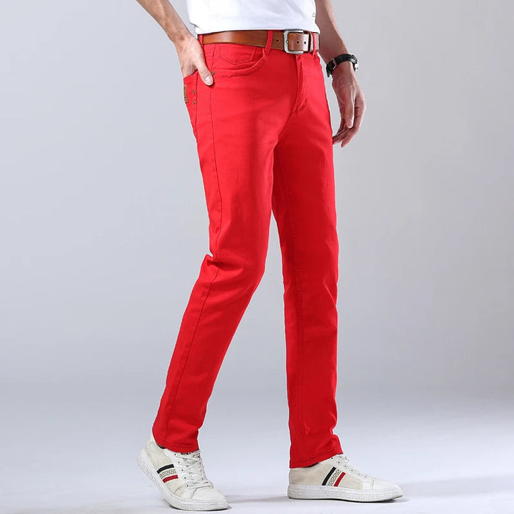 Stilfull herr i slim fit stretchjeans med t-shirt. Optimal komfort & modern stil för en avslappnad look.