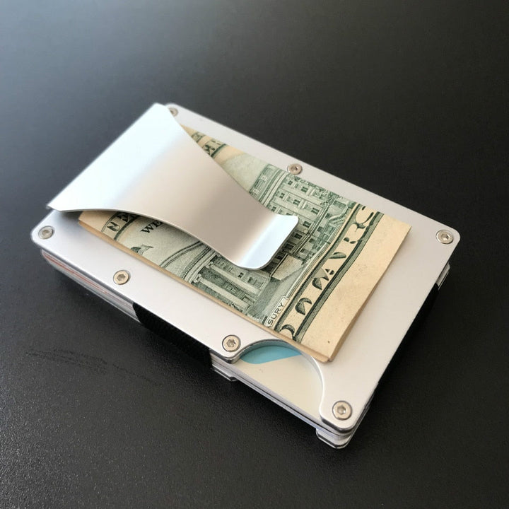 Minimalistisk plånbok för kort i kolfiber med RFID-blockering, rymmer flera kort säkert och stilrent