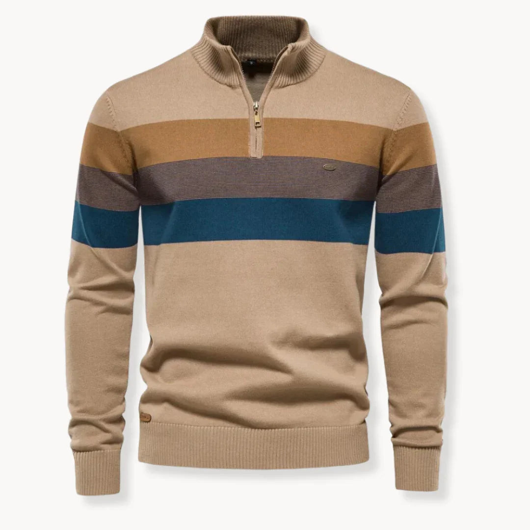 Man bär en svart slim fit herrtröja med ränder och kvartsdragkedja, stilfullt höstmode för män.