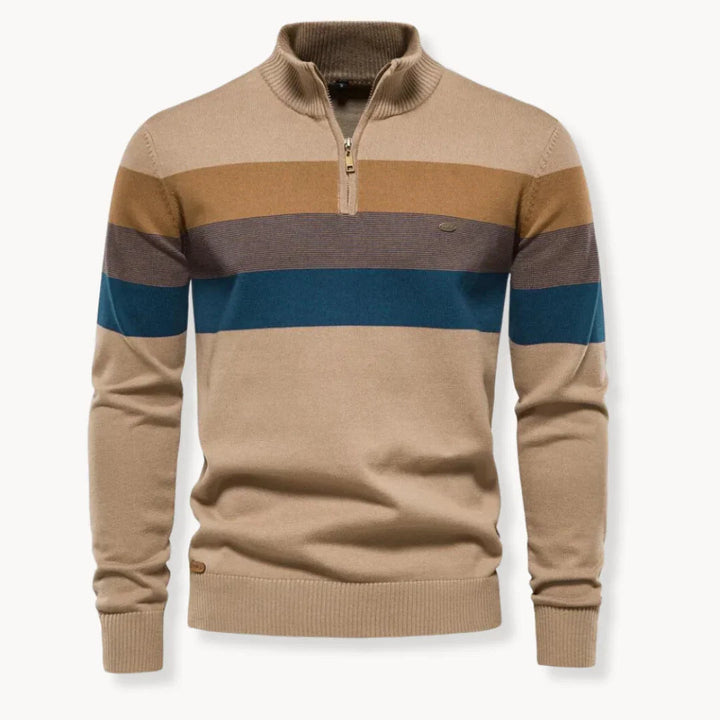 Man bär en svart slim fit herrtröja med ränder och kvartsdragkedja, stilfullt höstmode för män.