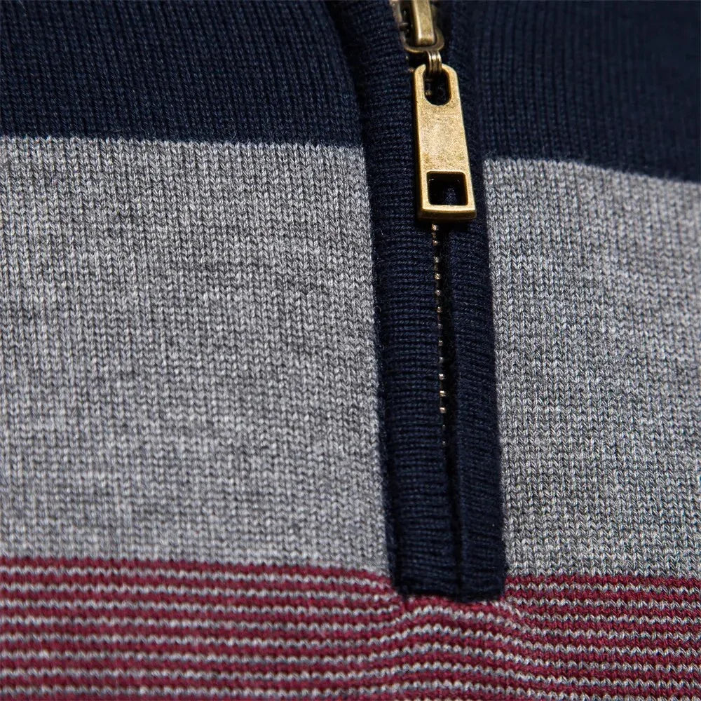 Ljusbrun slim fit herrtröja med randigt mönster och kvartsdragkedja, avslappnad men elegant.