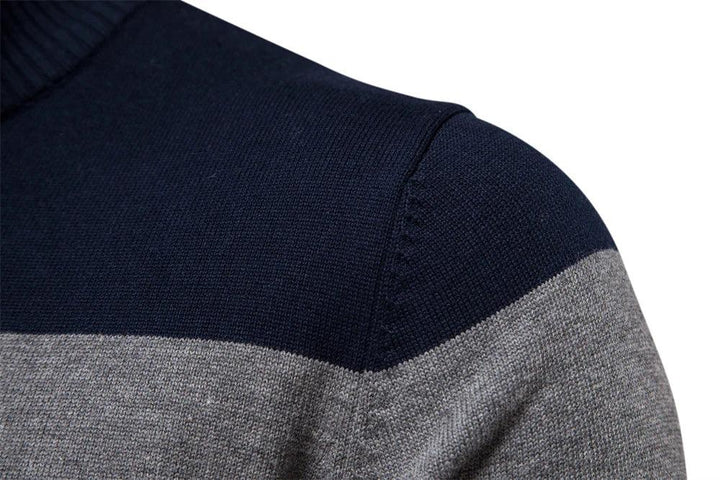Elegant slim fit herrtröja med blåa ränder och kvartsdragkedja. Idealiskt för mode och herrkläder.
