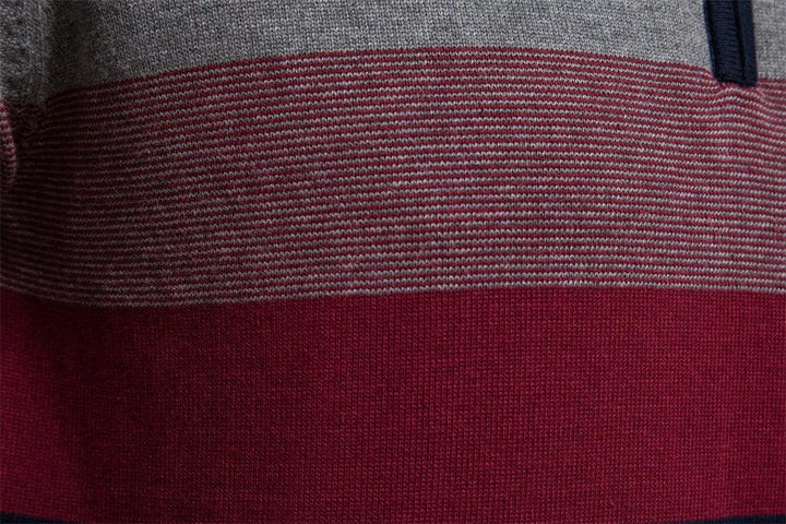 Svart randig herrtröja, slim fit, med kvartsdragkedja. Stilrent och bekvämt för höstens mode.