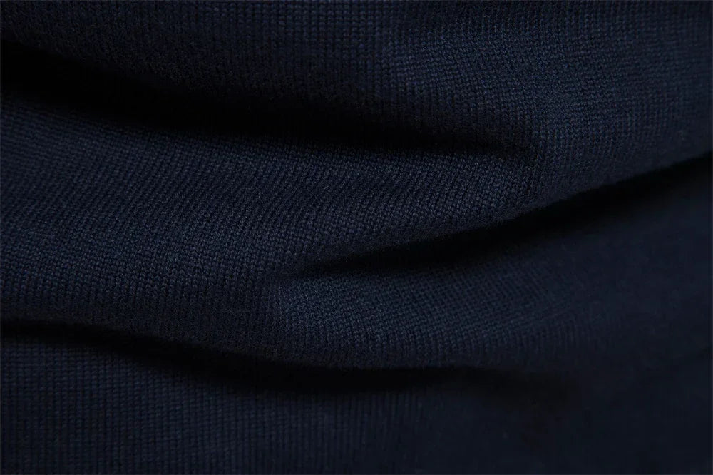 Herrtröja i slim fit med randigt mönster och kvartsdragkedja, ett måste för modern höst- och vinterstil.