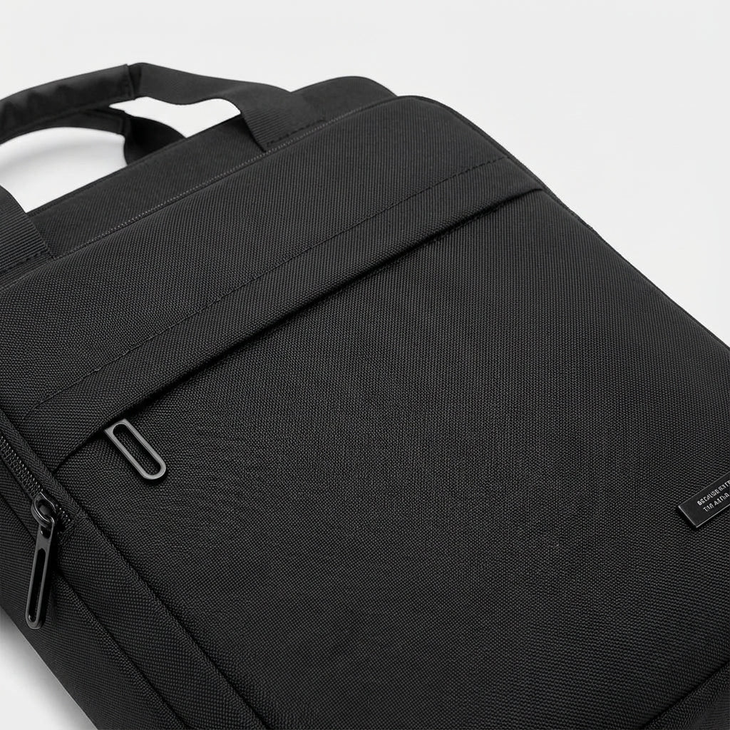 Elegant slimmad unisex budväska för dokument och laptop. Praktisk affärsväska och reseväska med god organisation.