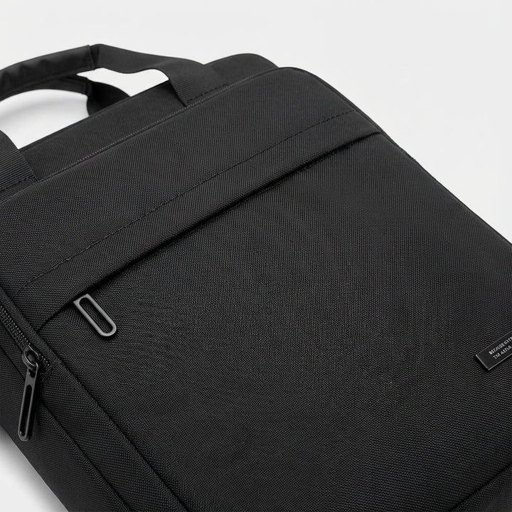 Elegant slimmad unisex budväska för dokument och laptop. Praktisk affärsväska och reseväska med god organisation.