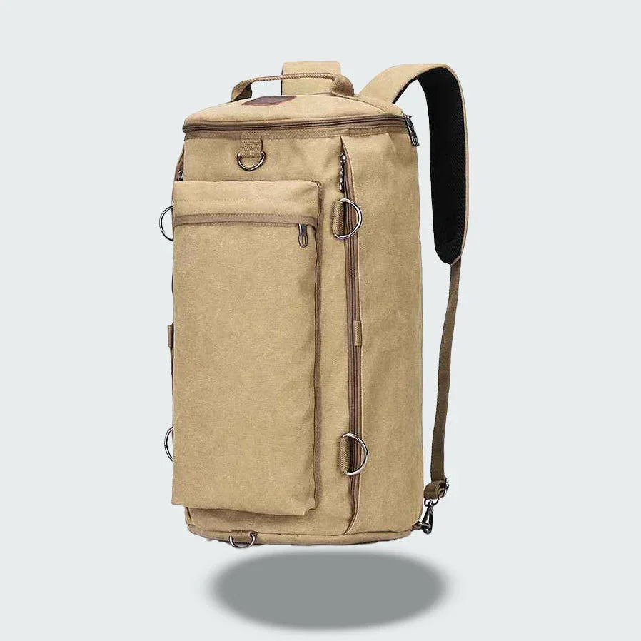 Man bär en snygg och slitstark reseryggsäck i vaxad canvas under en aktiv resa.