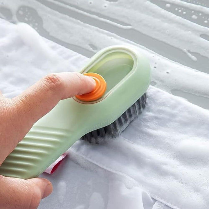 Smart utformad rengöringsborste med ergonomiskt handtag och tvåldispenser för bekväm städning.