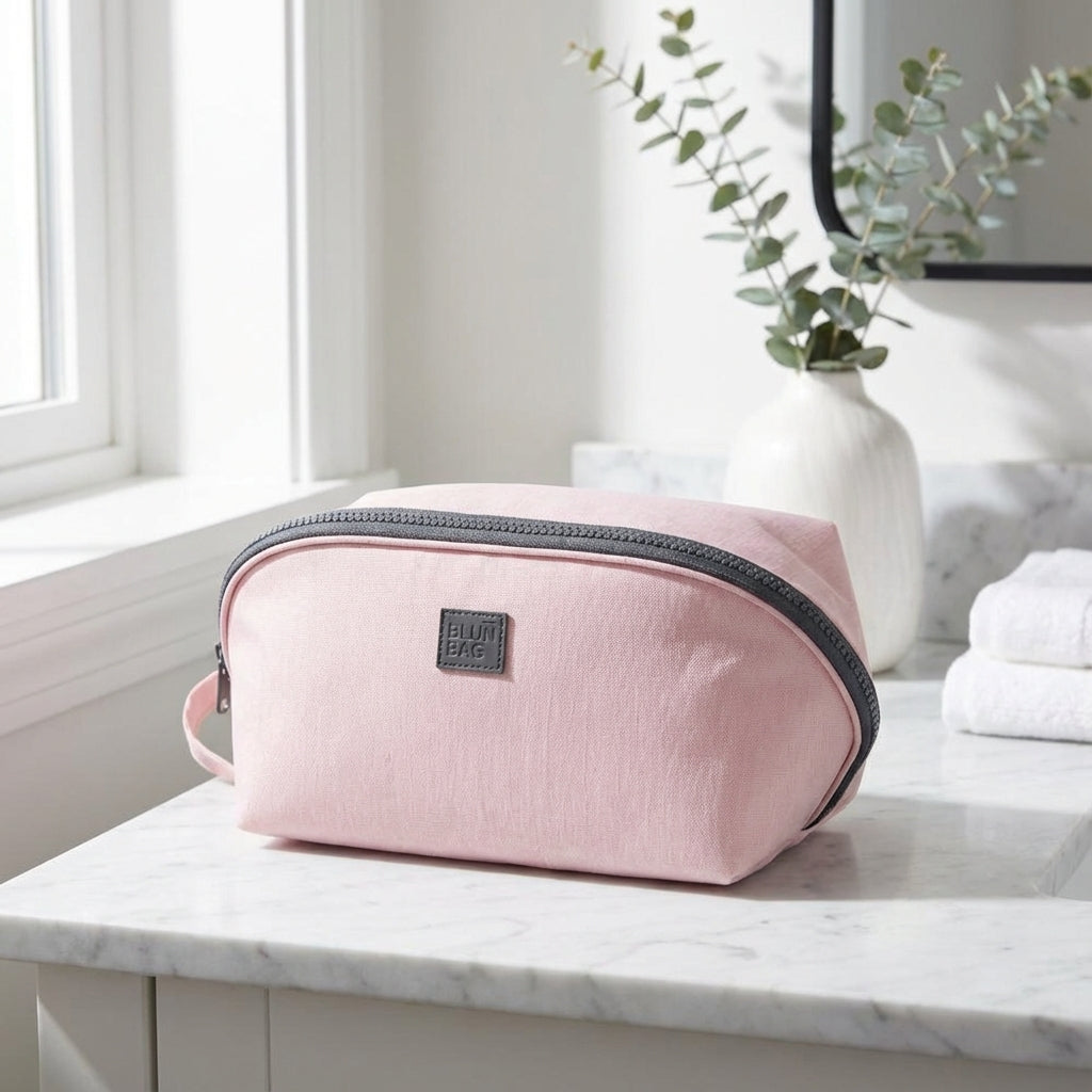 Smidig Packify unisex necessär för effektiv reseförvaring av hygienartiklar och accessoarer. Rosa & grå kompakt design.